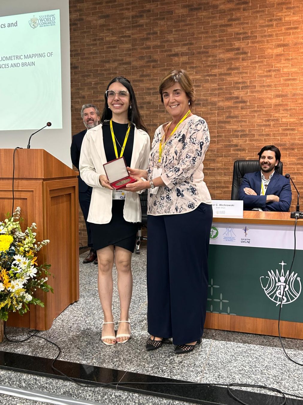 AMCP entrega Prémio João XXI a jovem brasileira estudante de Medicina